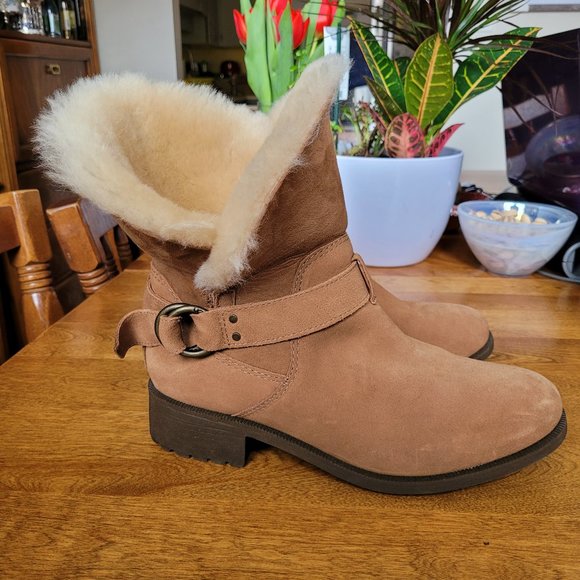 Ugg Fashion Boots - Picture 1 of 8